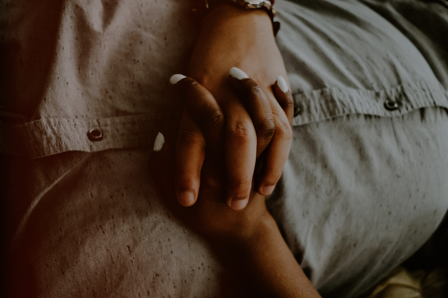 engagement pictures of couple interlacing hands