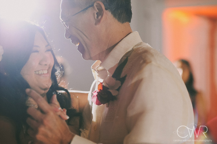 candid wedding photography moment between father and daughter dance