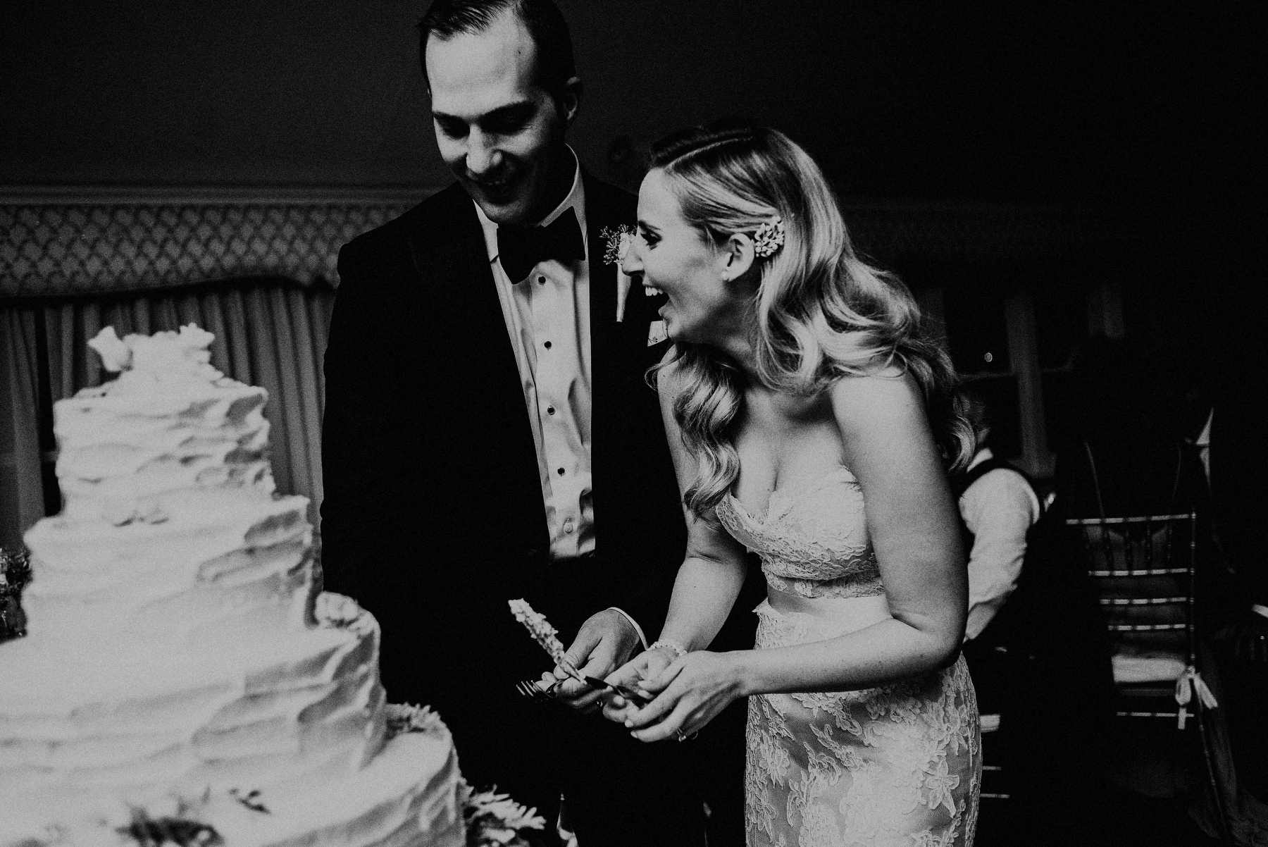 ringwood nj wedding photographer bride and groom cutting the cake