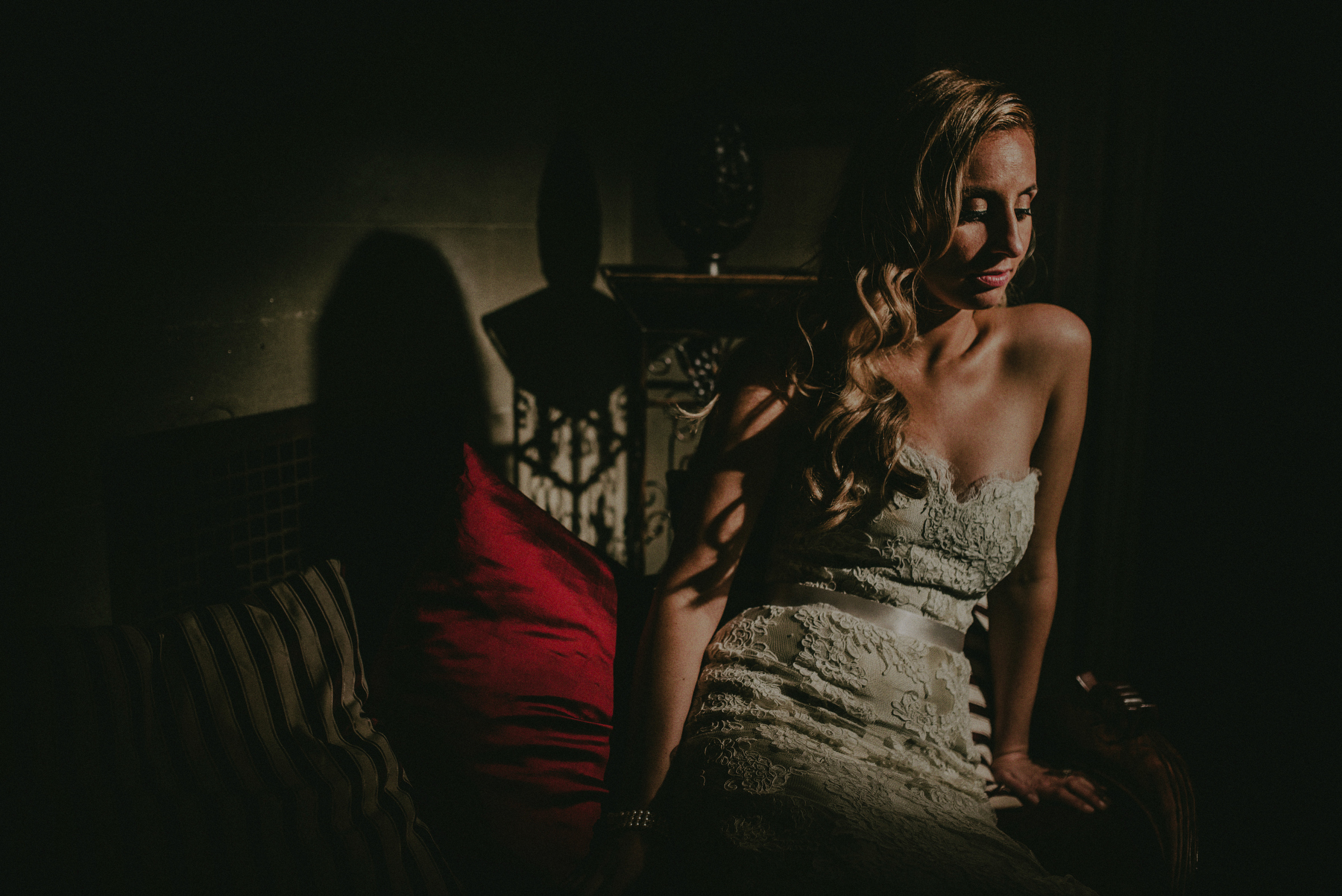 creative wedding portraits at Skylands Manor