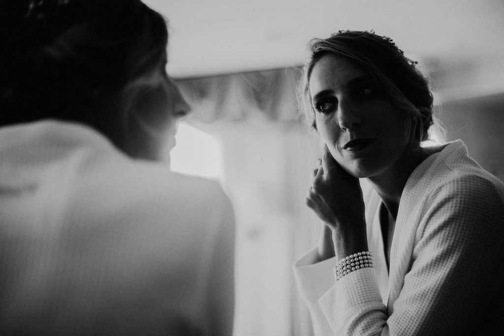 bride gets ready at bonnet island wedding suite