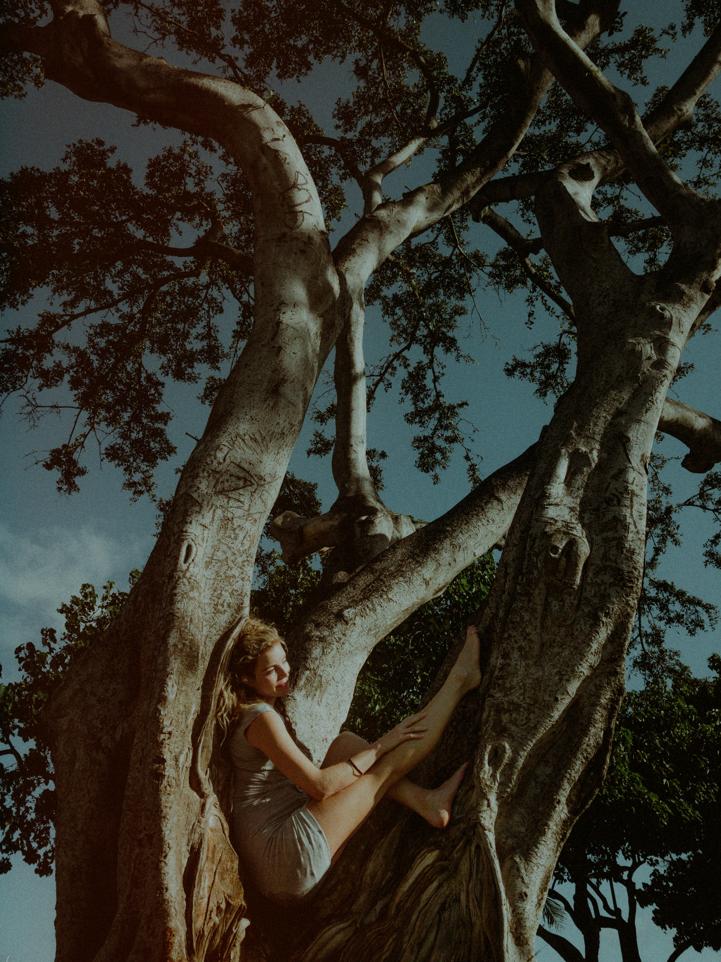 virtual photoshoot of woman in australia posing by tree