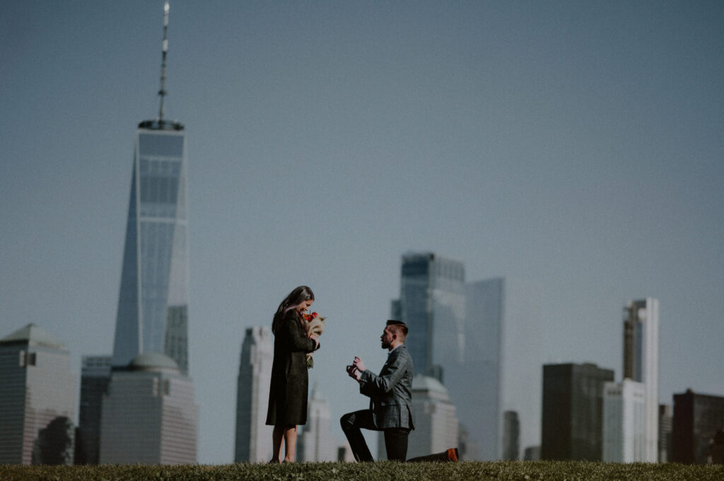 man proposing to woman in front of nyc skyline
